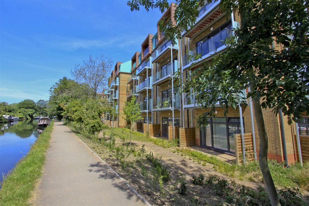 Property photo 1 of 8 External