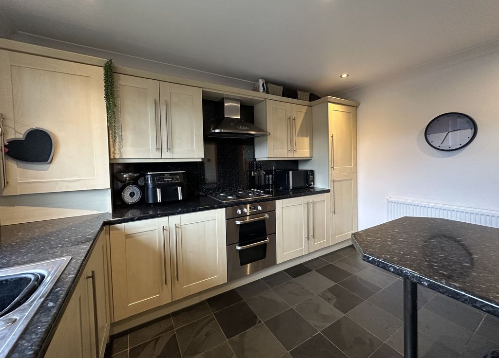 Property photo 3 of 12 Kitchen / Breakfast Room
