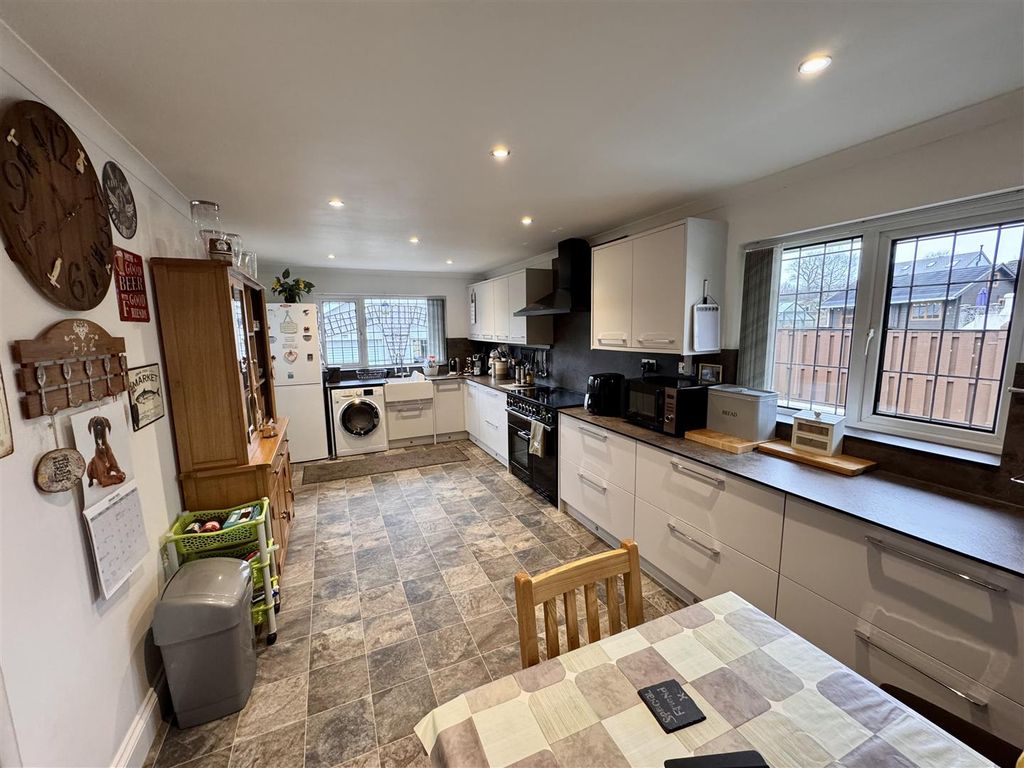 Property photo 3 of 19 Kitchen