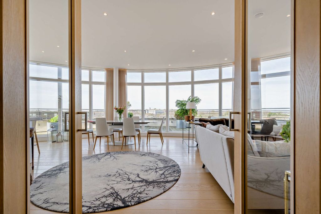 Property photo 3 of 22 Living Space