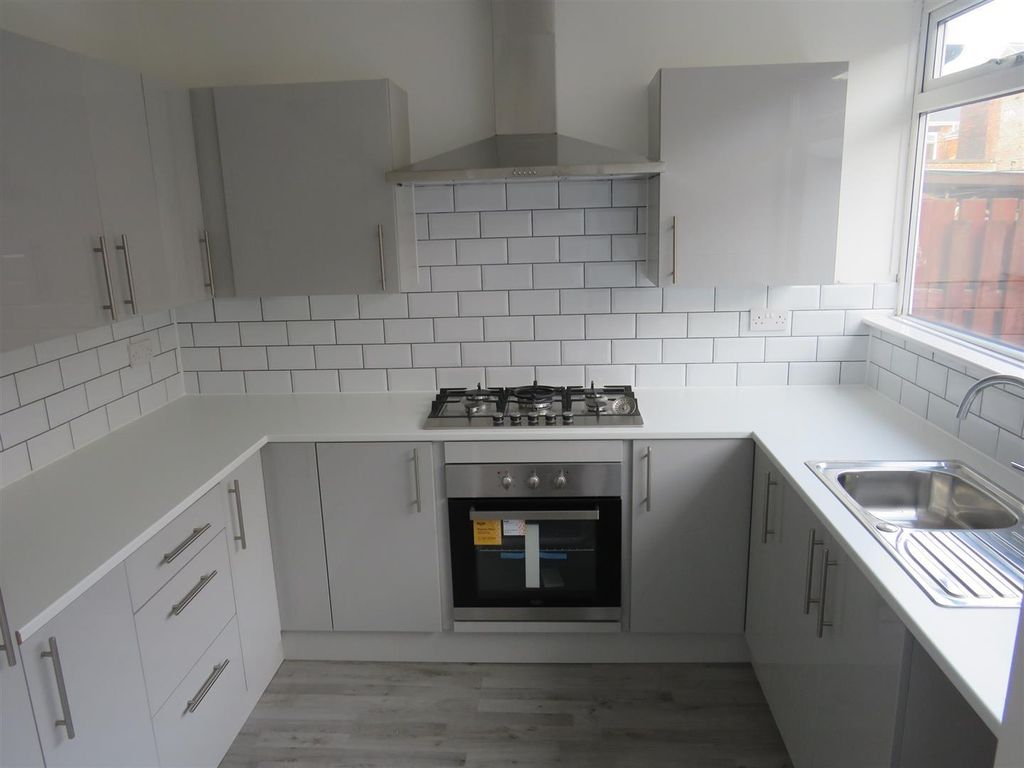 Property photo 2 of 9 Kitchen