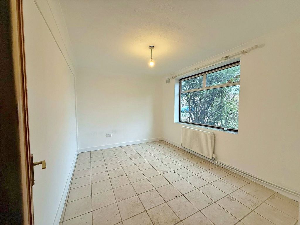 Property photo 2 of 8 Picture No. 13