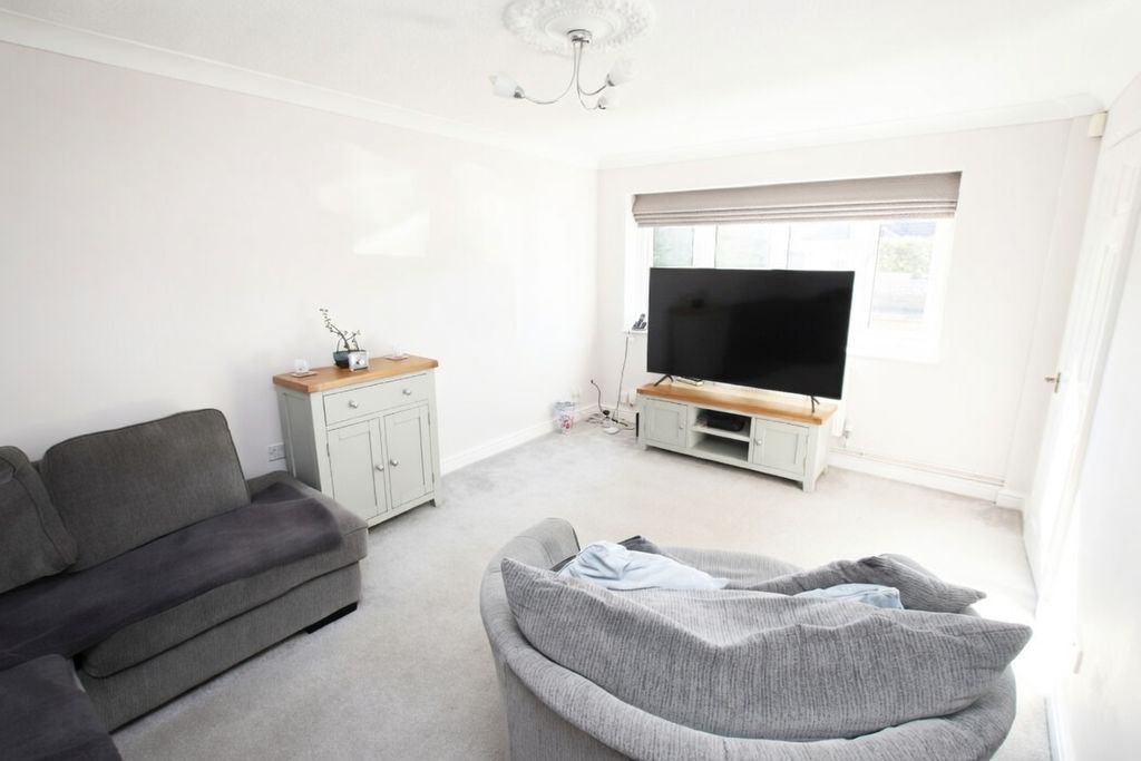 Property photo 2 of 13 Lounge