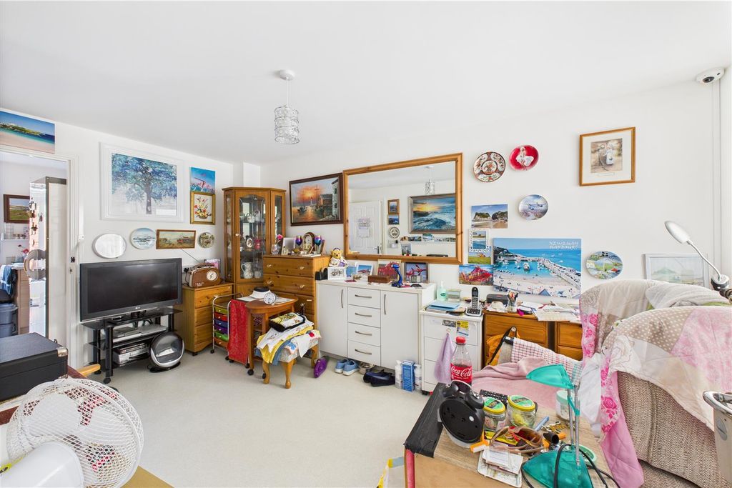 Property photo 2 of 17 Lounge