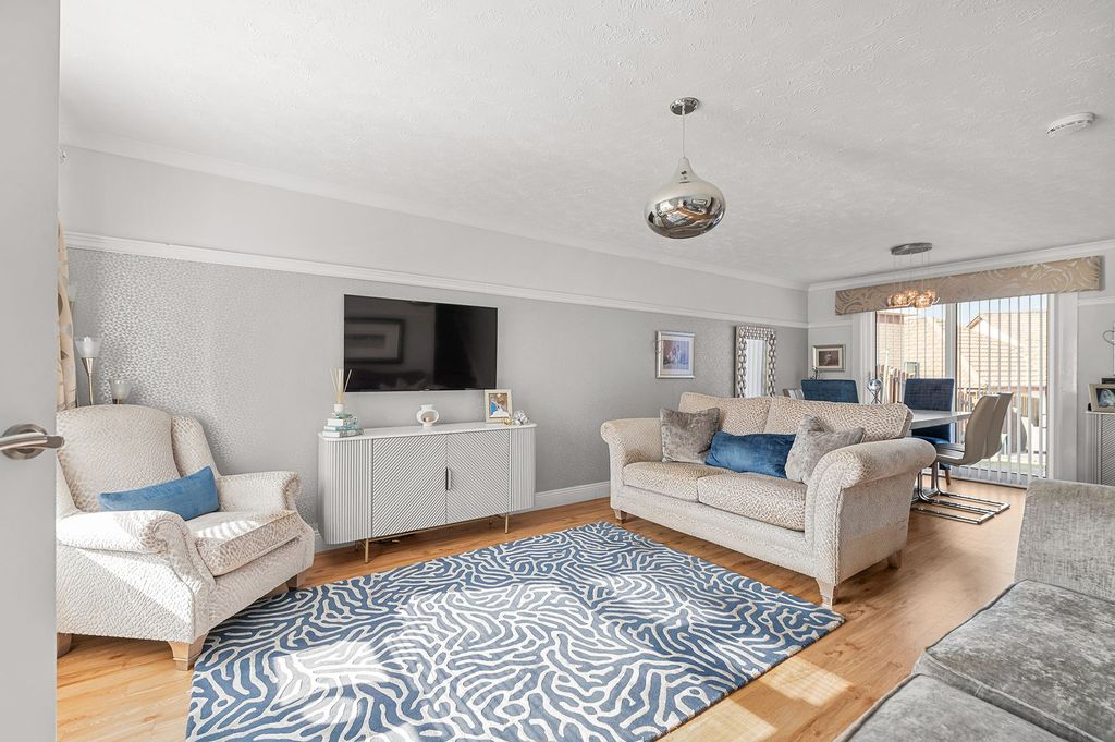 Property photo 2 of 28