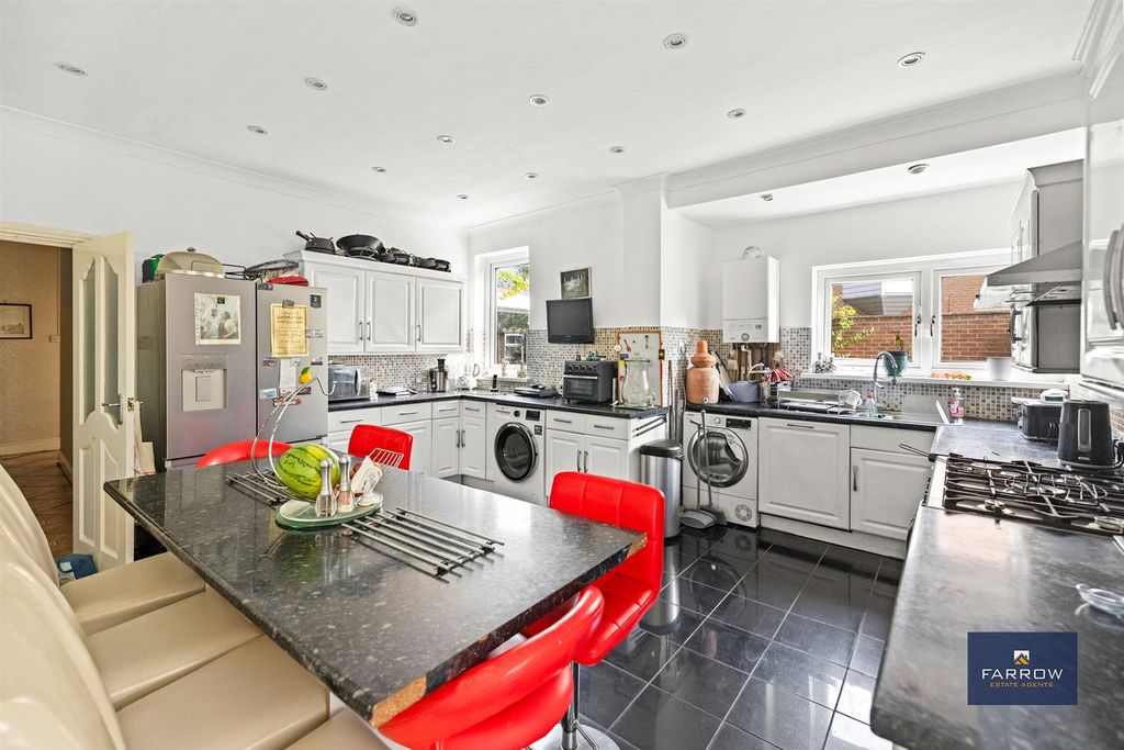 Property photo 3 of 38 Kitchen / Breakfast Room