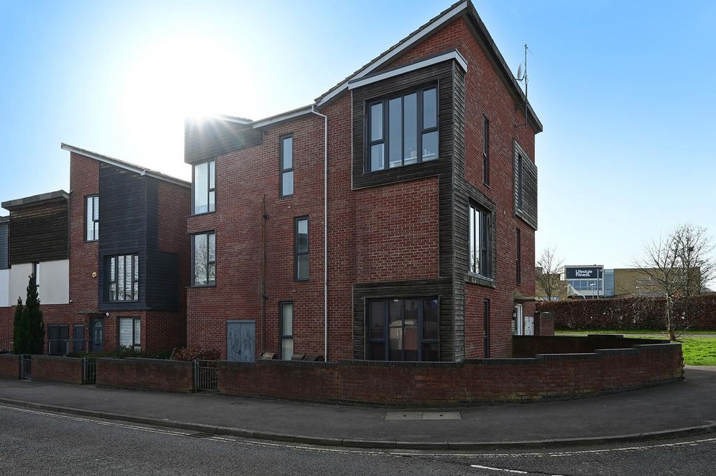 Property photo 1 of 9 Oxford Way