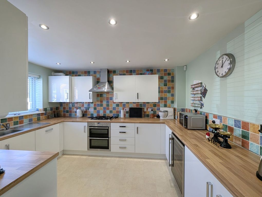 Property photo 2 of 27