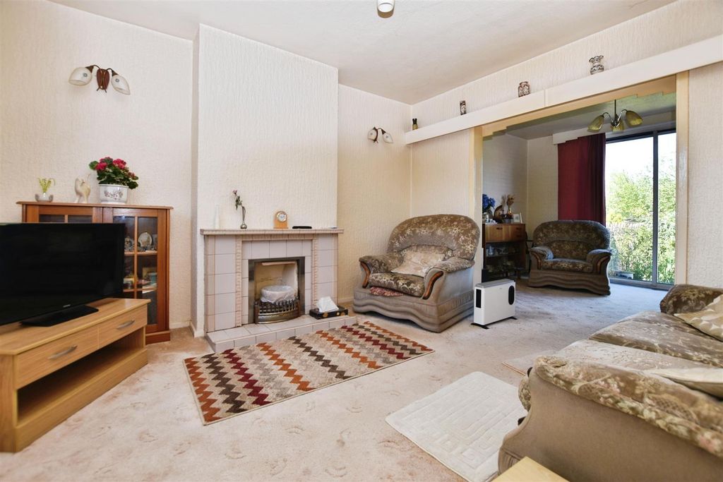 Property photo 3 of 15 Lounge