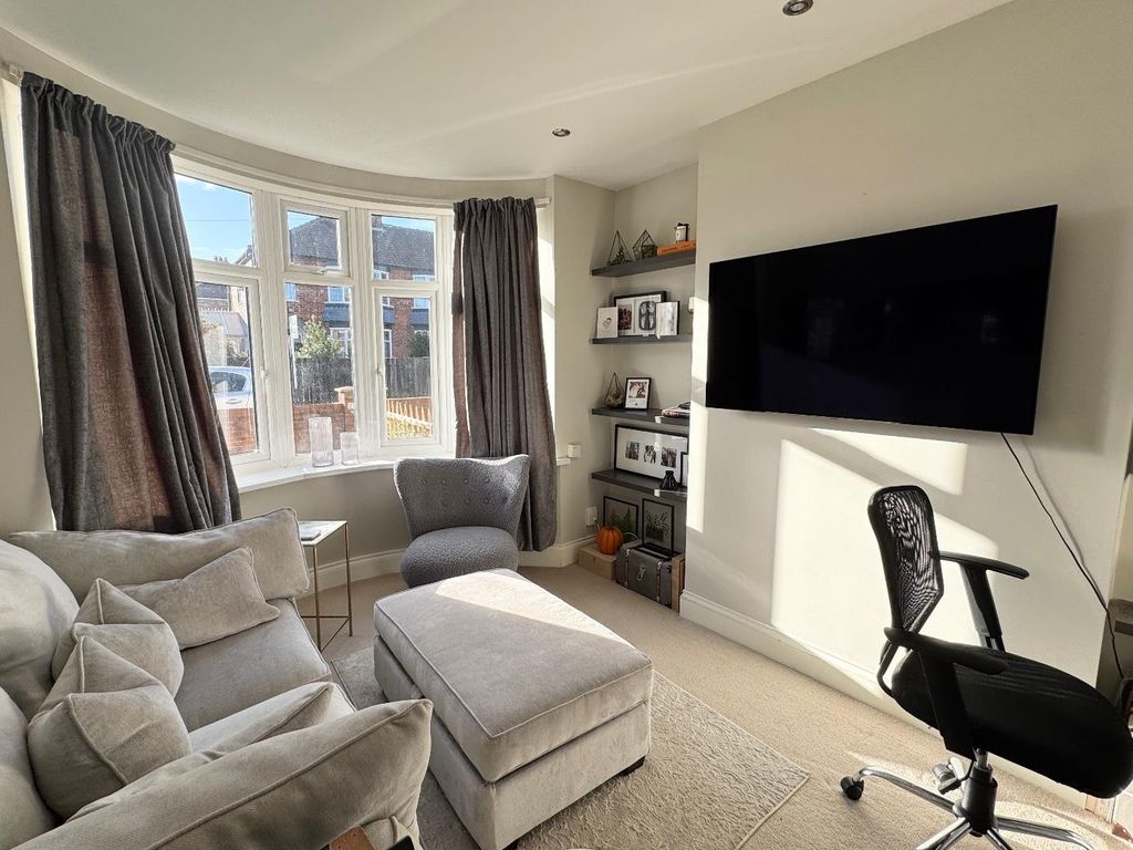 Property photo 2 of 15 Lounge