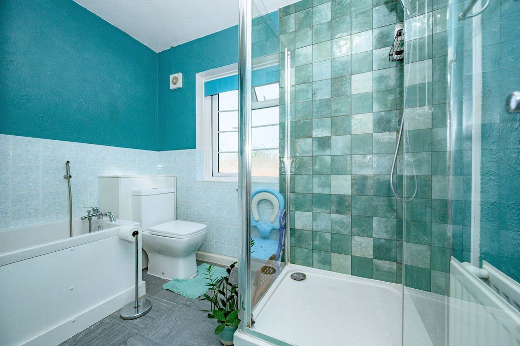 Property photo 3 of 17 Bathroom
