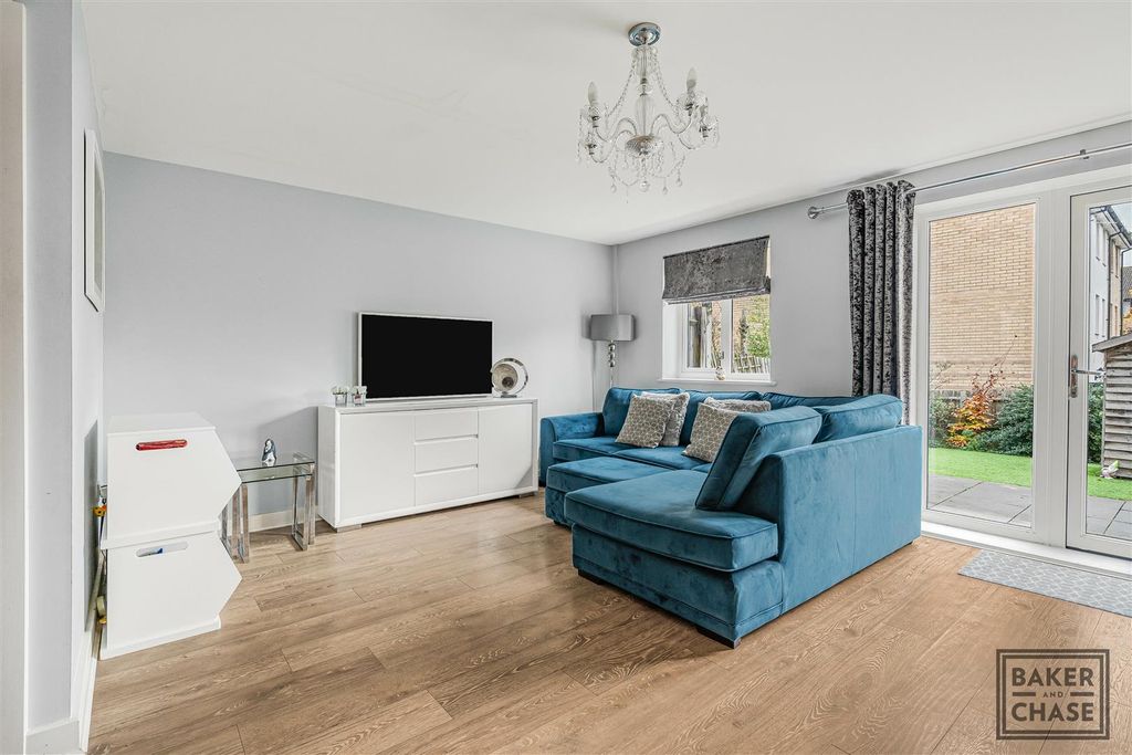 Property photo 3 of 23 Lounge