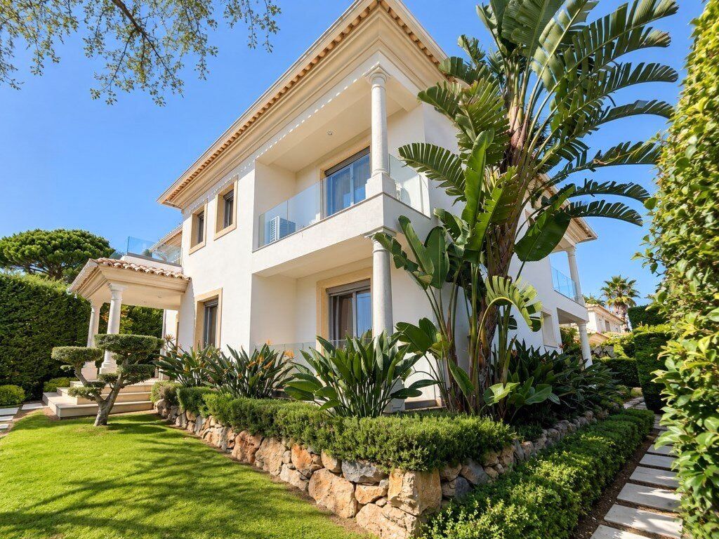 Property photo 1 of 60 4-Bedroom Plus 1 Villa With 4 En-Suite Bedrooms, A Swimming Pool, Garden And Private Gym In Cascais