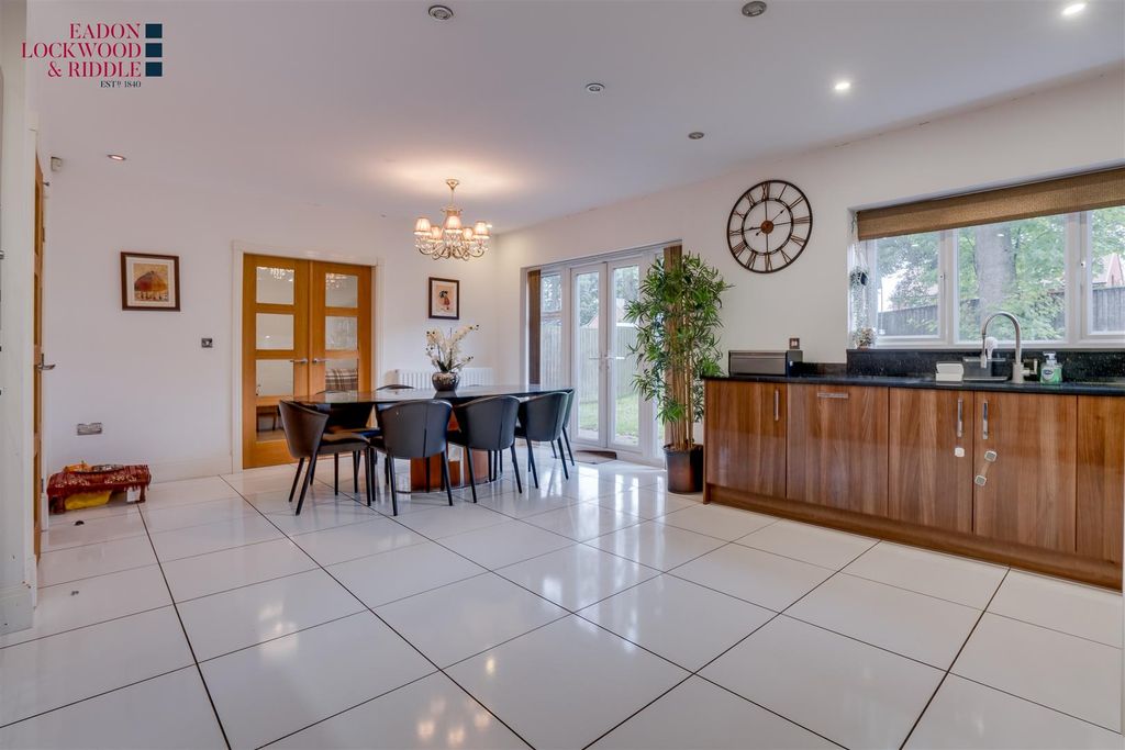 Property photo 3 of 30 Kitchen Diner