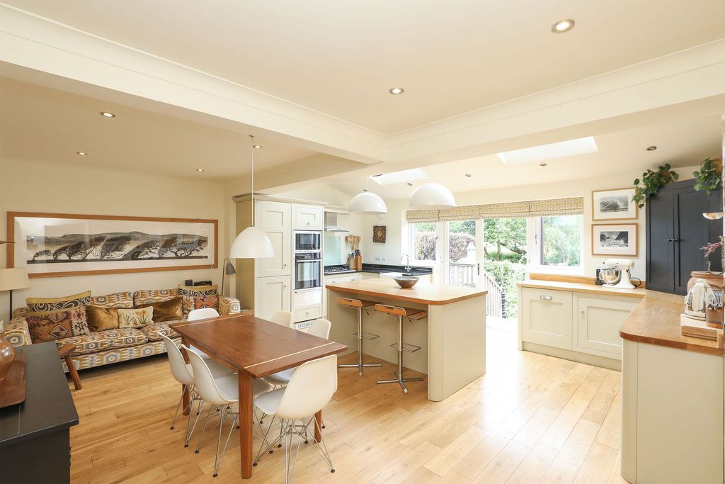 Property photo 2 of 36