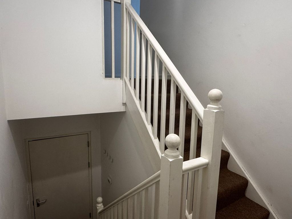 Additional image 4 of 2 bed flat to rentApartment 5E, Valley Court NP11