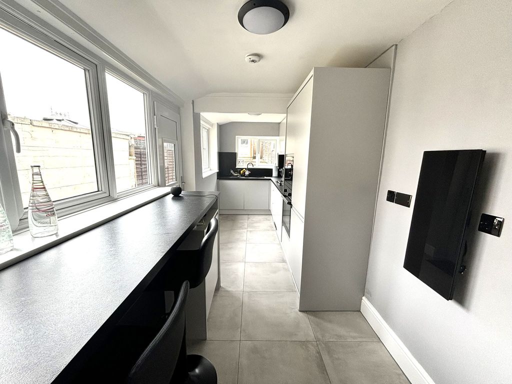 Property photo 3 of 11 Kitchen