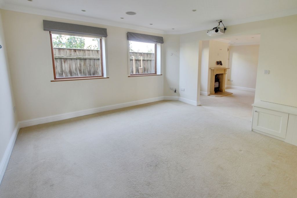 Property photo 2 of 31