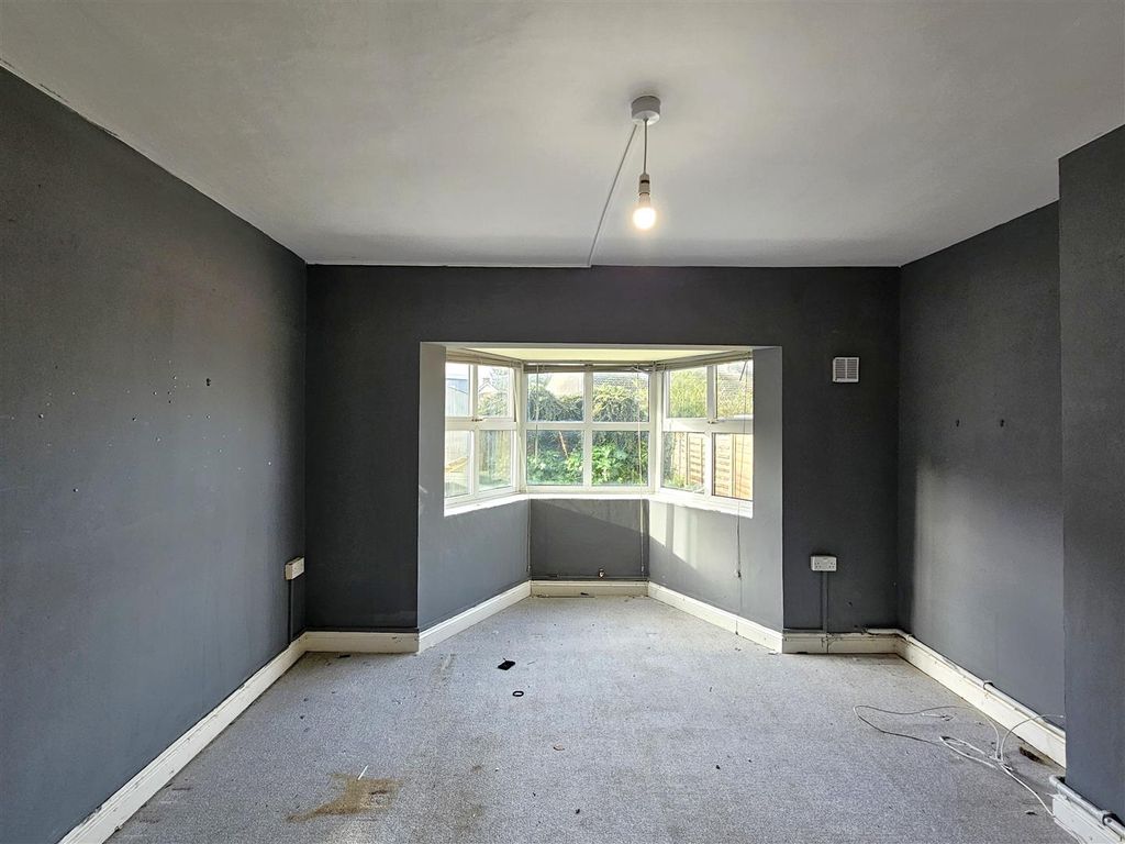 Property photo 3 of 18 Living Room