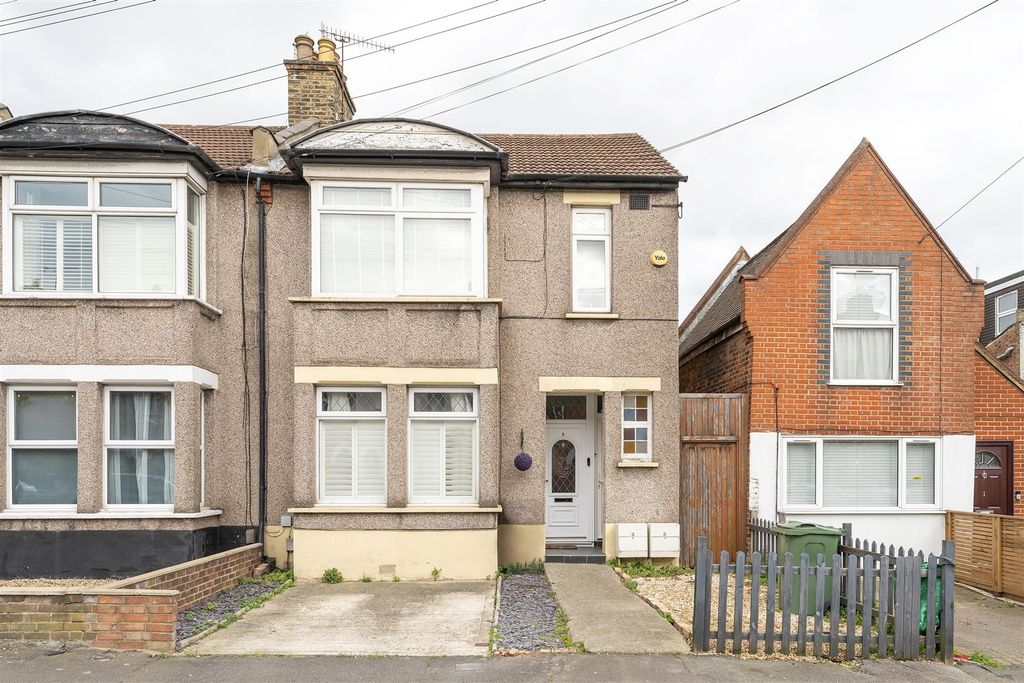 Property photo 1 of 24 Peel Road, E18