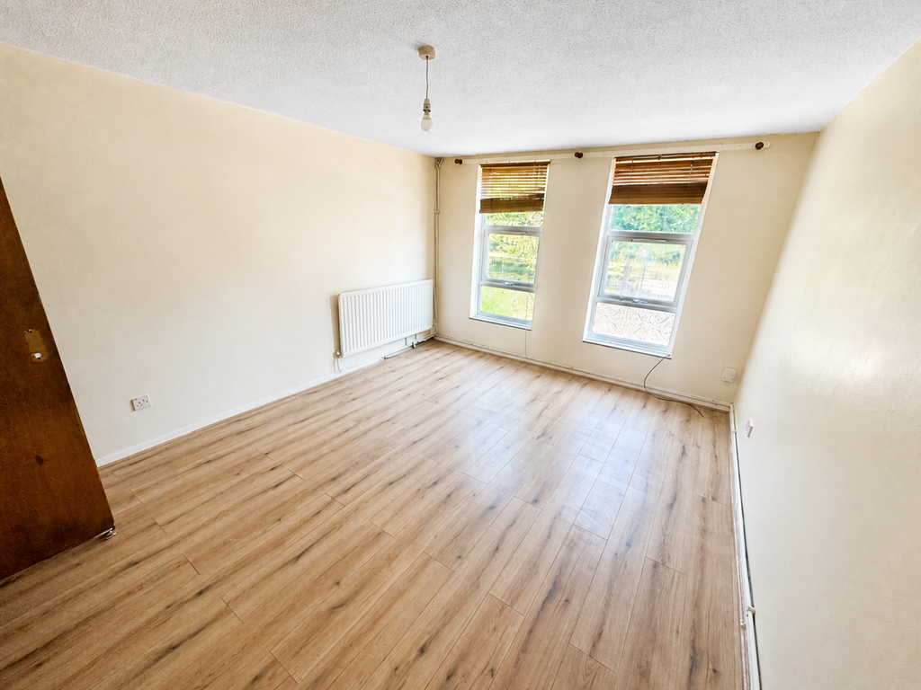 Property photo 1 of 8 3 Bedroom End-Terrace House