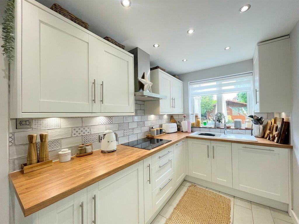 Property photo 3 of 19 Kitchen