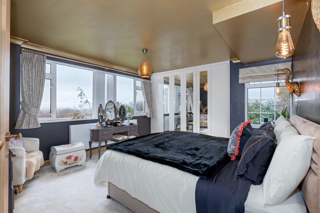 Property photo 3 of 33 Furze Road