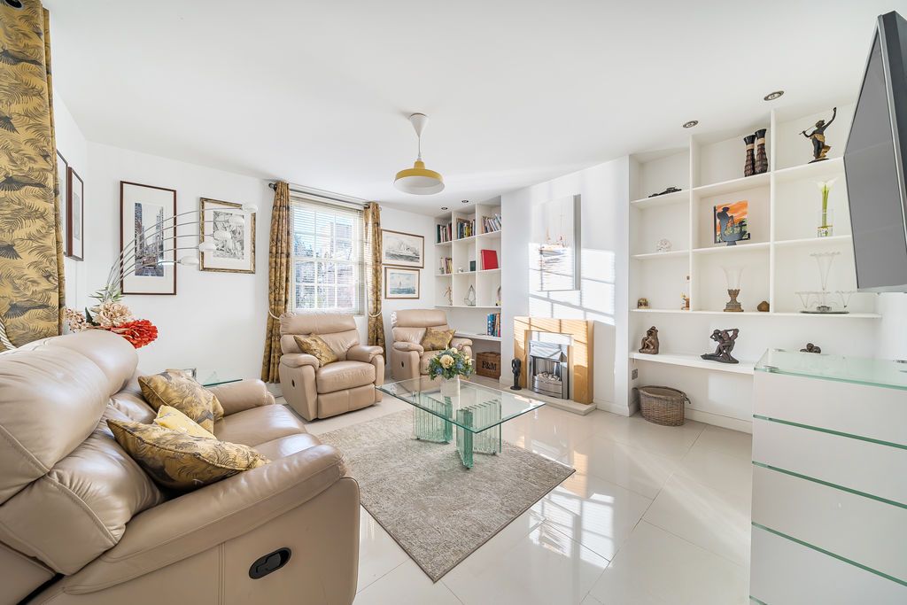 Property photo 3 of 24 Lounge