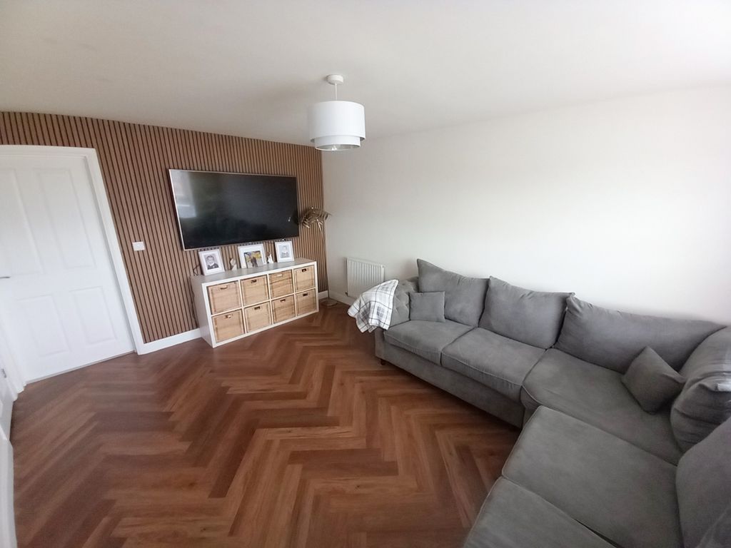 Property photo 3 of 17 Lounge