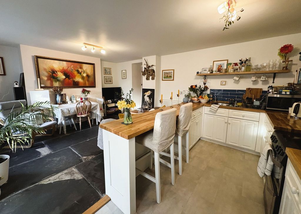 Property photo 2 of 21