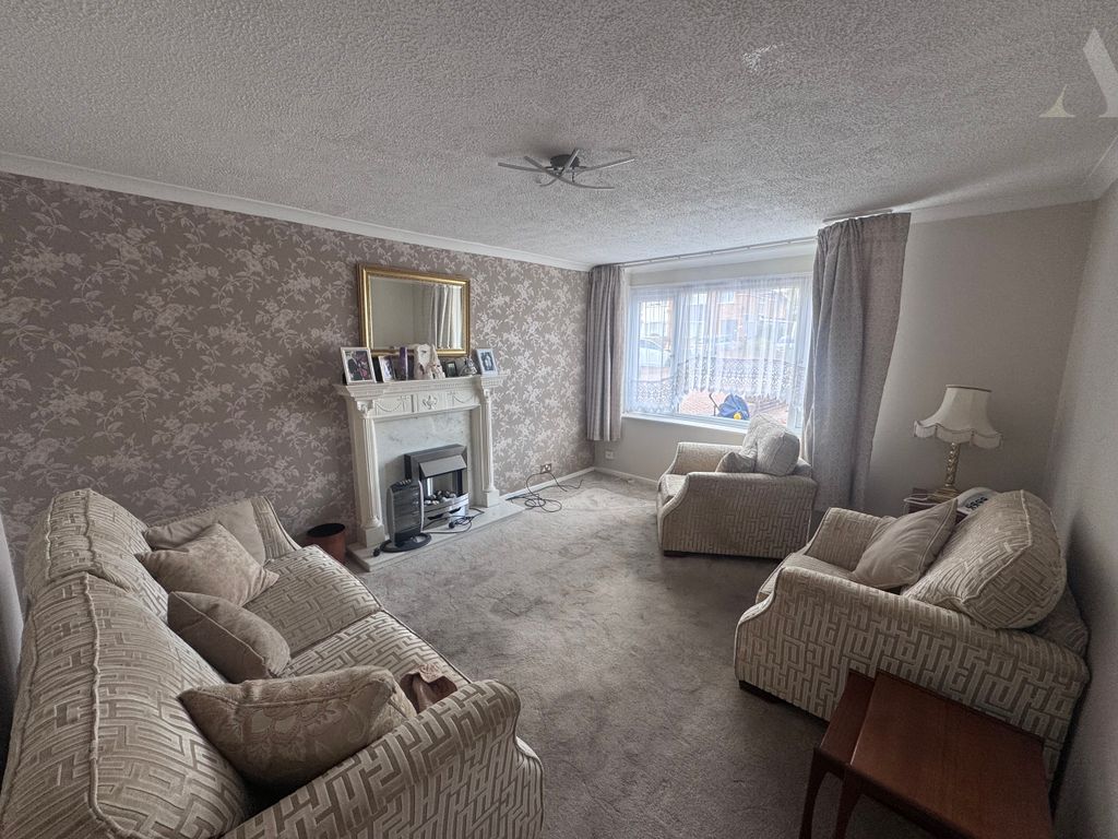 Property photo 2 of 12 14 Quinton Close Reception 1