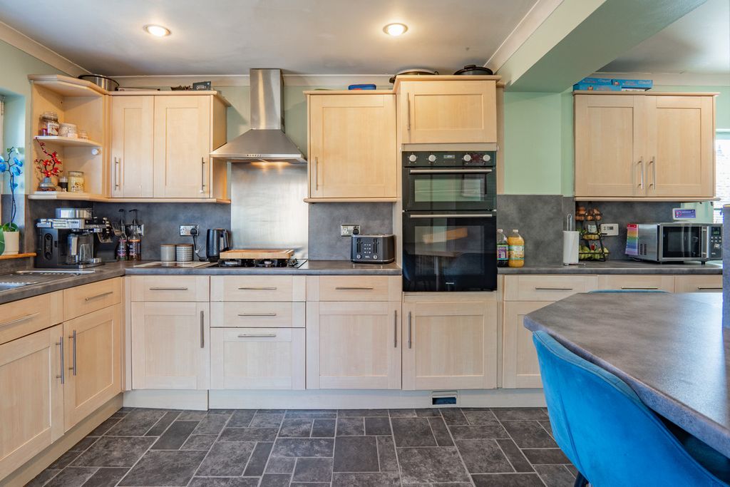 Property photo 2 of 37