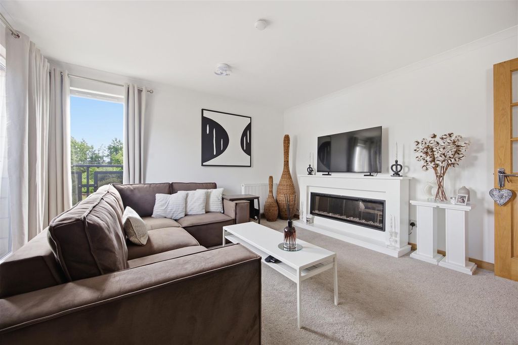 Property photo 3 of 16 03-15F_Newabbey_Rd_Gartcosh_015.Jpg