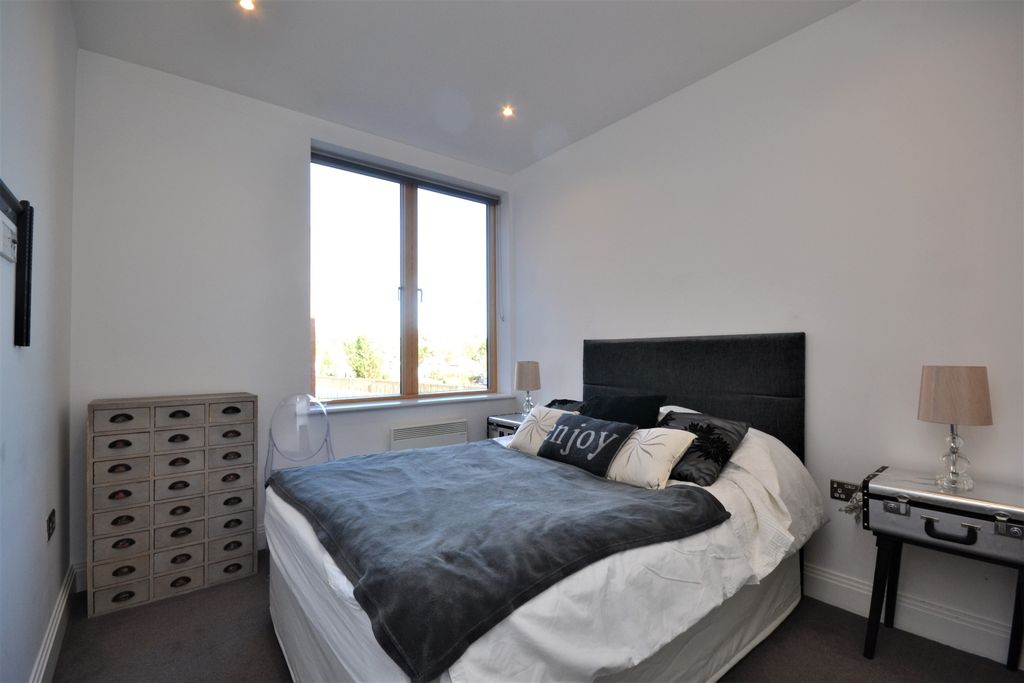 Property photo 3 of 6 Bedroom (2)