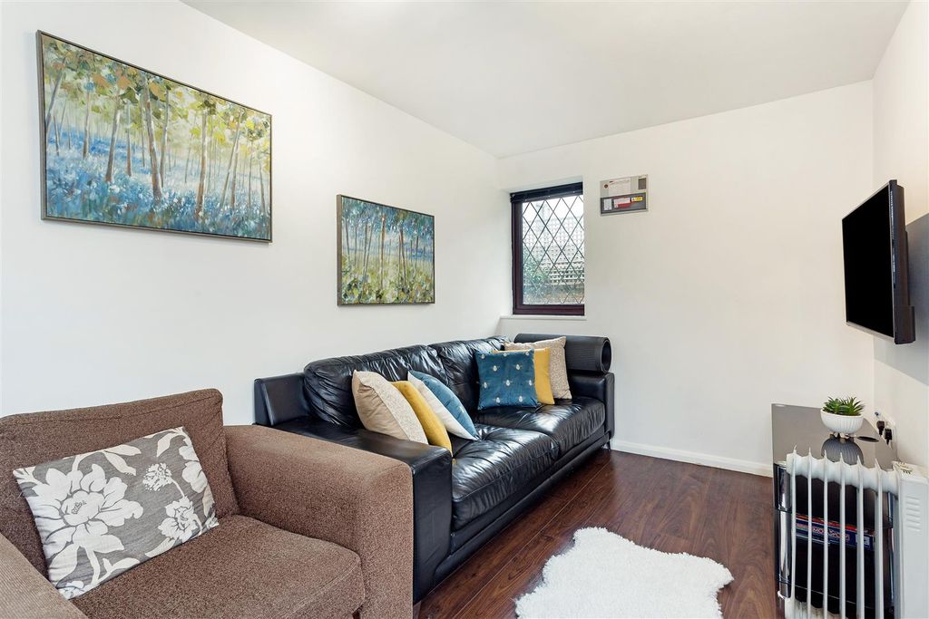 Property photo 3 of 13 83848_78 Ferrers Avenue (4).Jpg