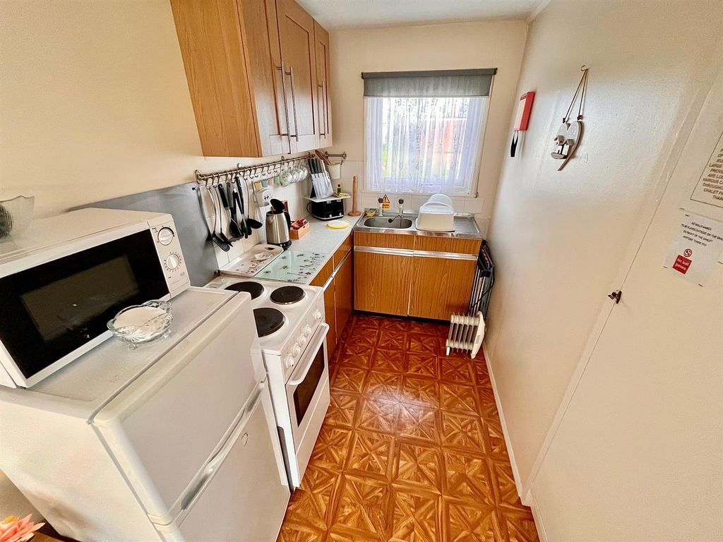 Property photo 3 of 7 Kitchenette