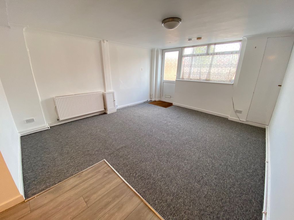 Property photo 2 of 5 Lounge/Bedroom
