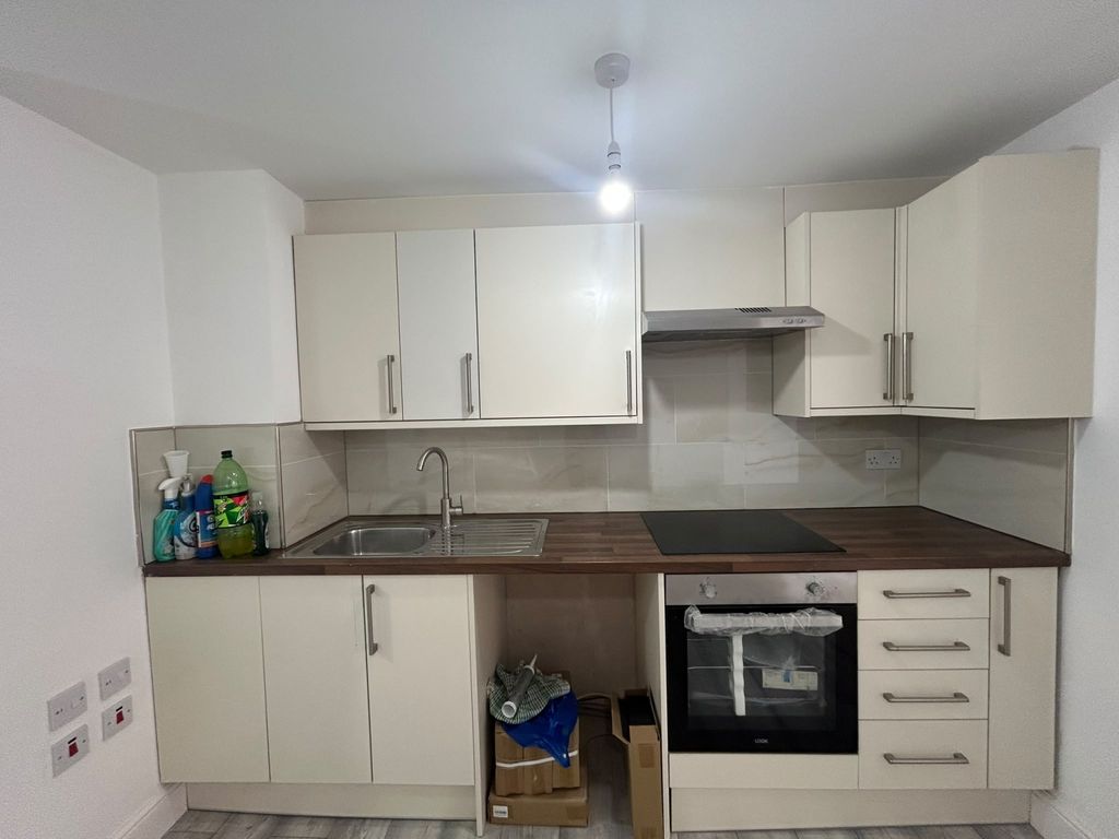 Property photo 1 of 7 1 Bed Studio To Rent King Street, Ub2