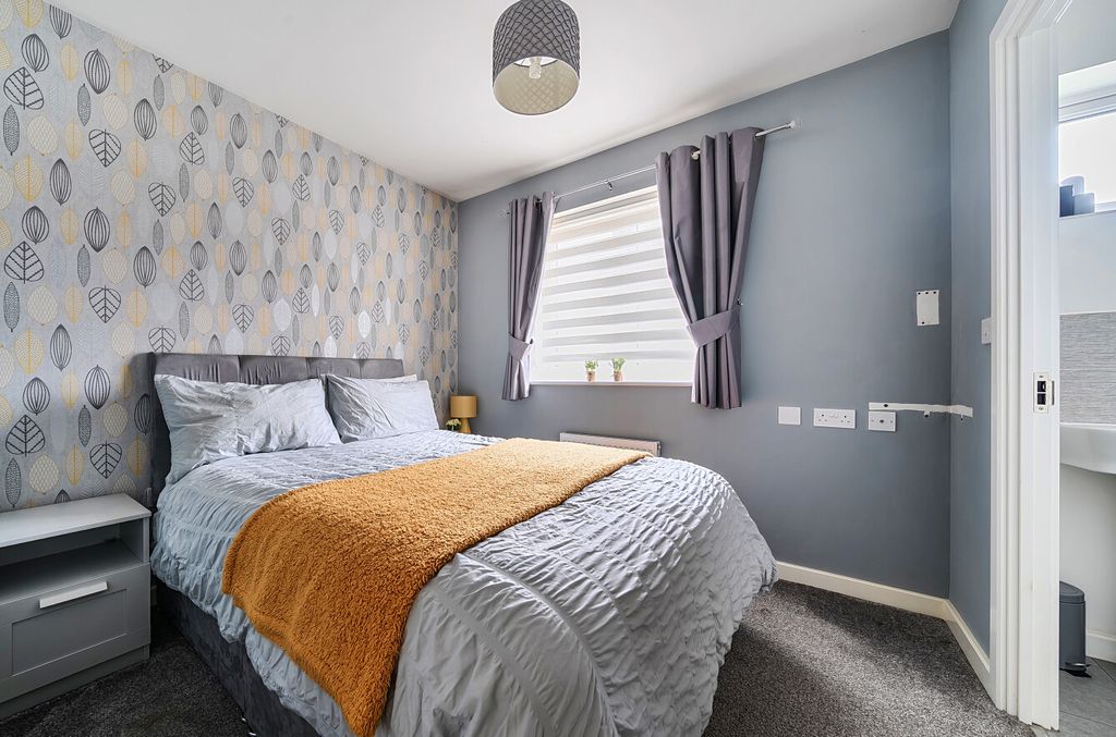 Property photo 3 of 12 1389023-10-693Af9...