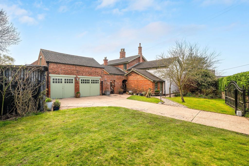 Property photo 2 of 42