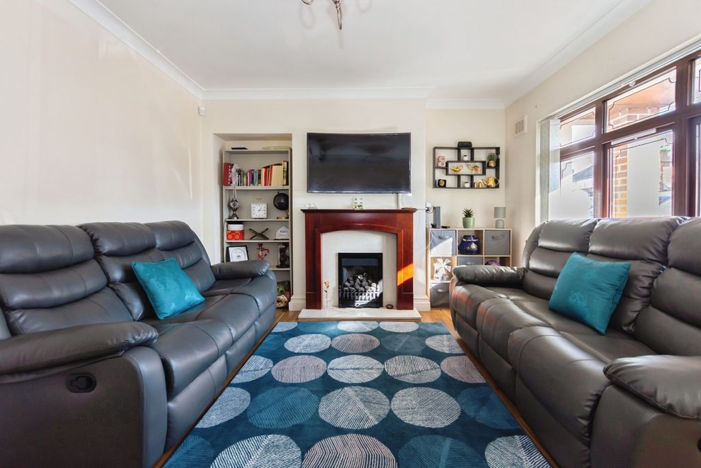 Property photo 2 of 17 Photo