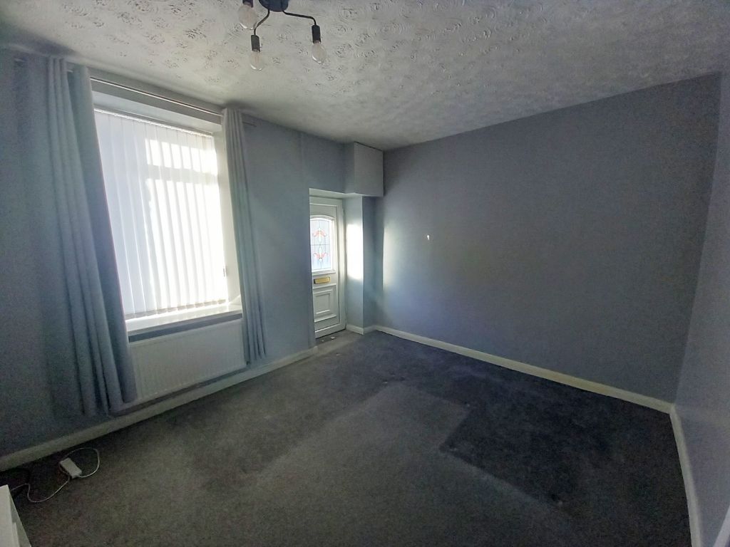 Property photo 3 of 11 Lounge