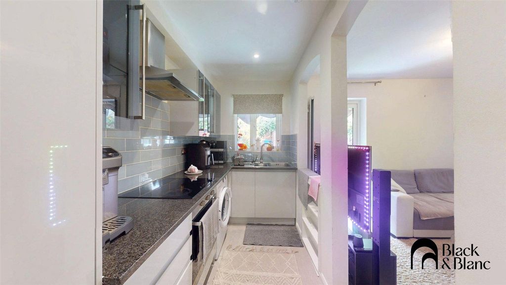 Property photo 2 of 6 Kitchen