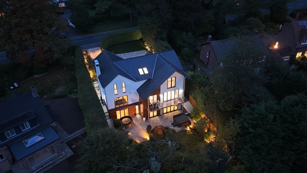 Property photo 1 of 37 White Lodge, Prestbury, Cheshire Sk10 4Hu