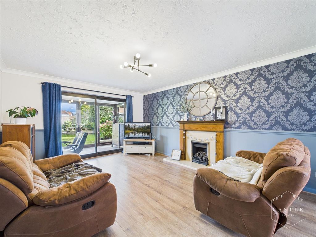 Property photo 3 of 23 Lounge