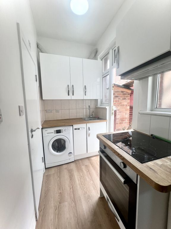 Property photo 1 of 4 A Spacious Self-Contained, Ground Floor Studio Flat.