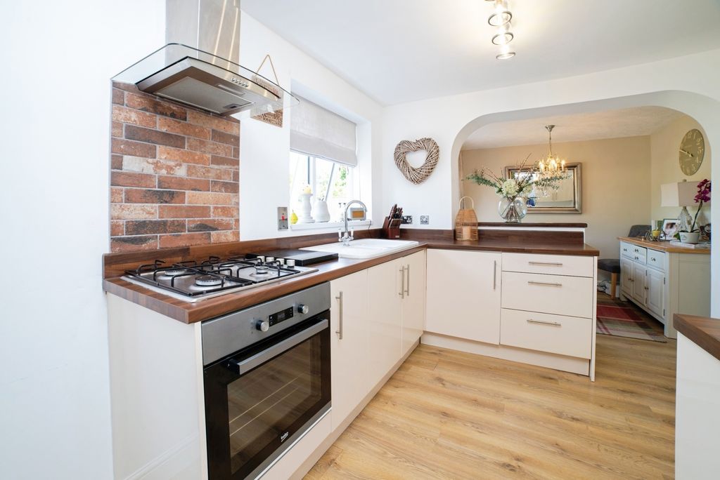 Property photo 3 of 17 Kitchen