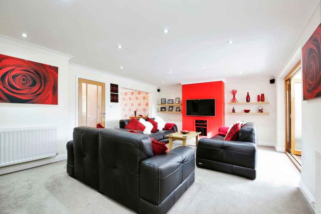 Property photo 3 of 15 Lounge