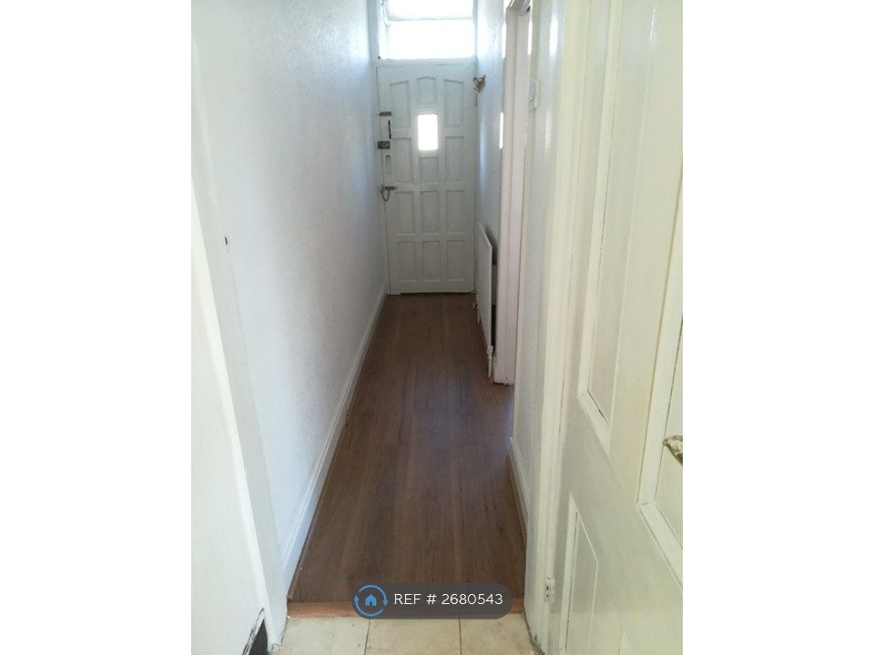 Property photo 2 of 9 Hallway