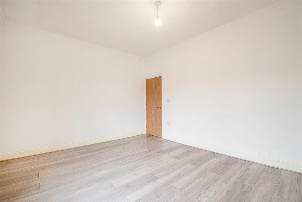 Property photo 3 of 8 Bedroom/Reception